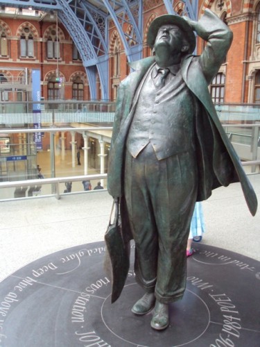 Betjeman_statue,_St_Pancras_-_DSC08187.jpeg